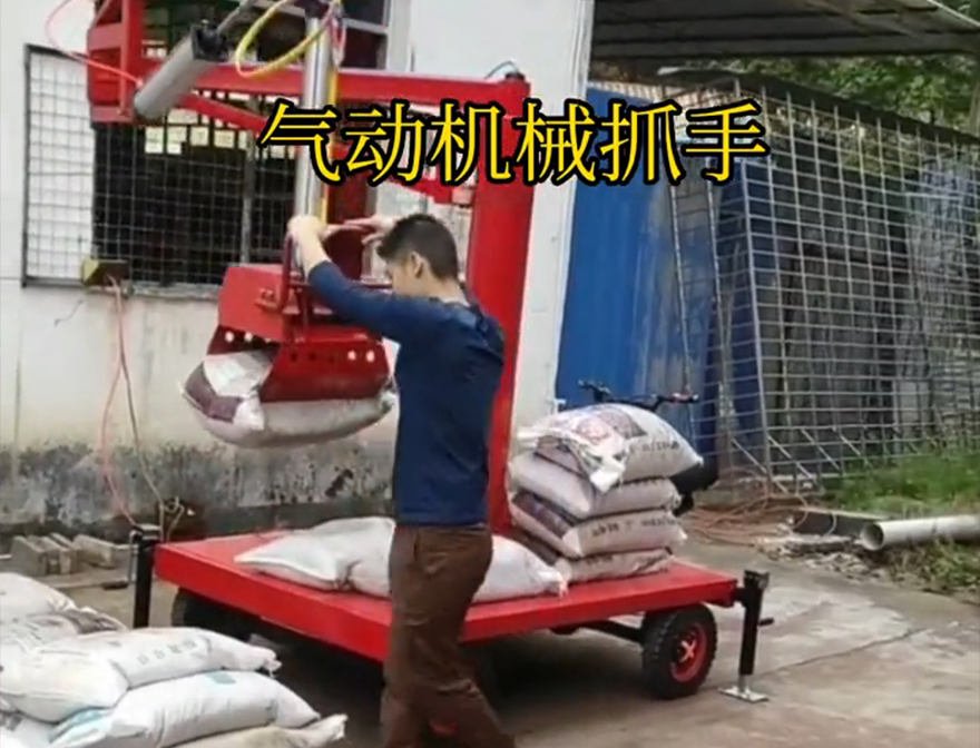 和田县机械抓手操作方便吗机械抓手装卸水泥神器青储搬运机操作方便吗码垛卸货神器和田县气动助力机械臂